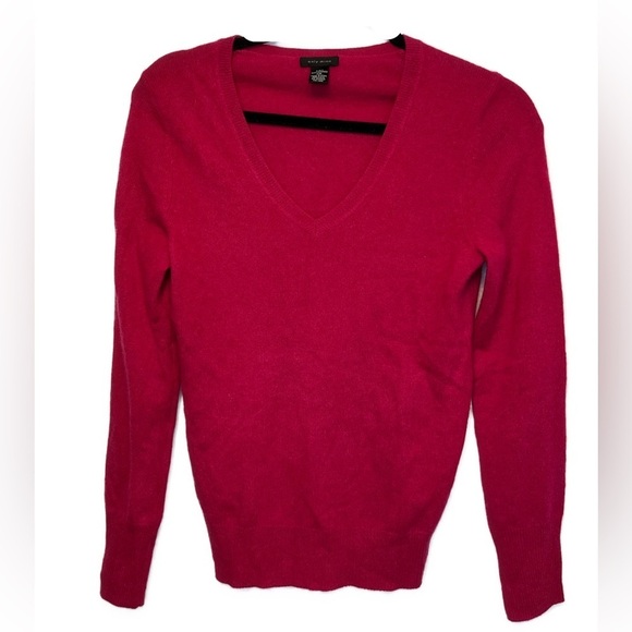 Only Mine EUC Cranberry 2 ply 100% Cashmere V neck Sweater SZ X-Small - Picture 1 of 5
